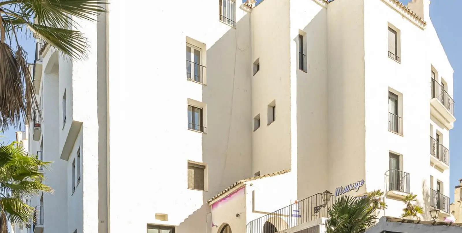 Venta de apartamento en planta media en Puerto Banús 3
