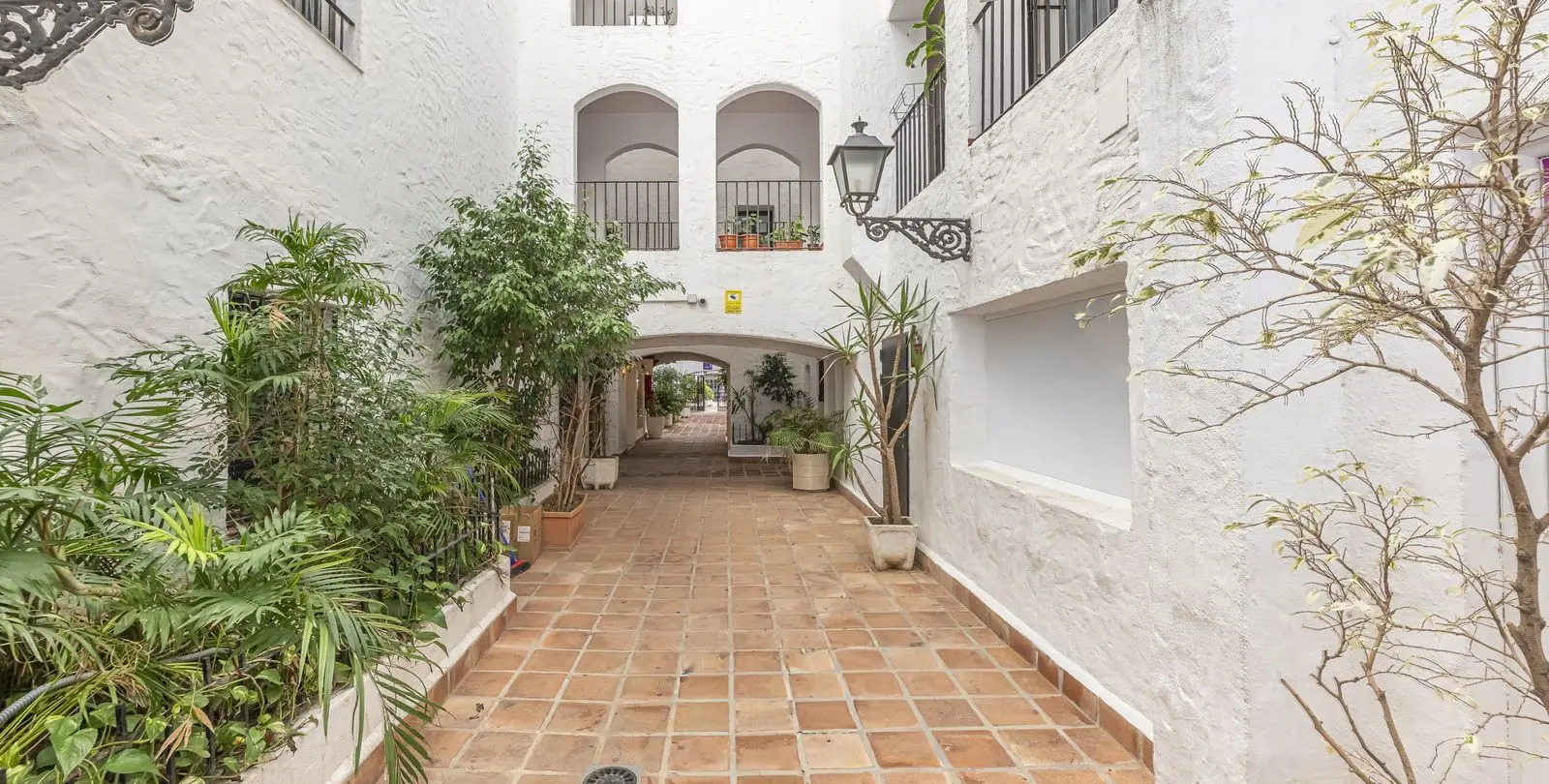 Venta de apartamento en planta media en Puerto Banús 5