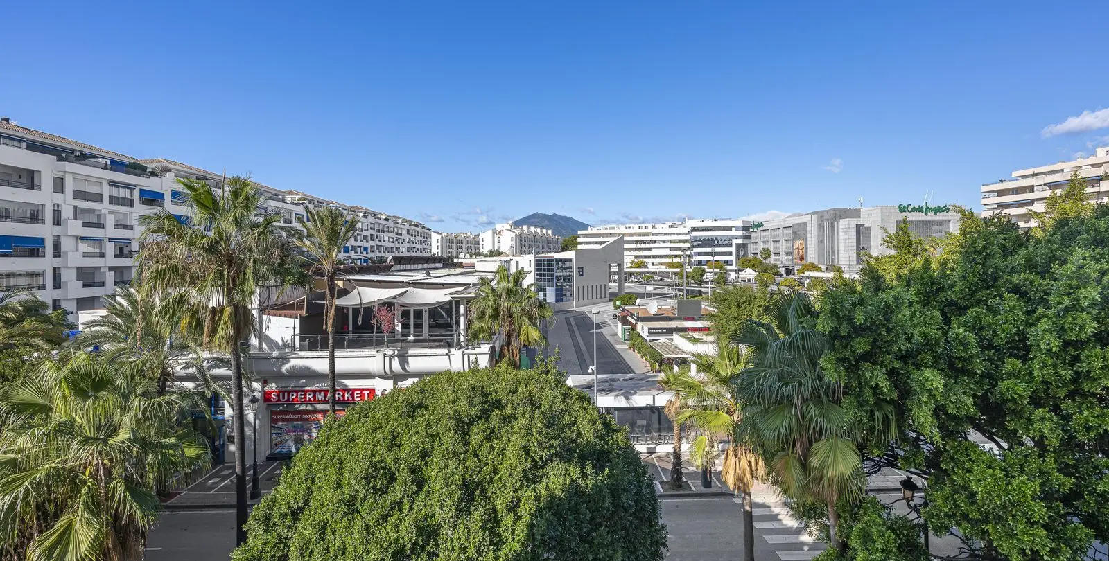 Venta de apartamento en planta media en Puerto Banús 6