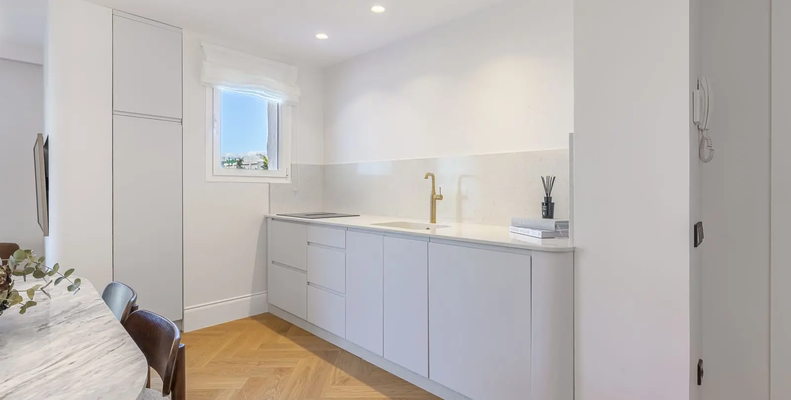 Venta de apartamento en planta media en Puerto Banús 17