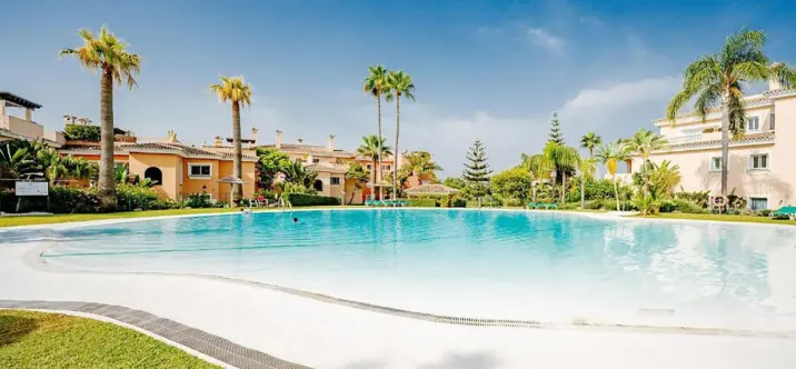 Sale of penthouse in Estepona 1