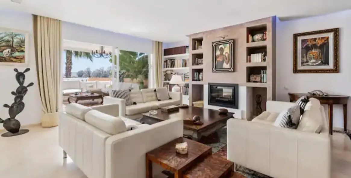 Sale of penthouse in Estepona 4