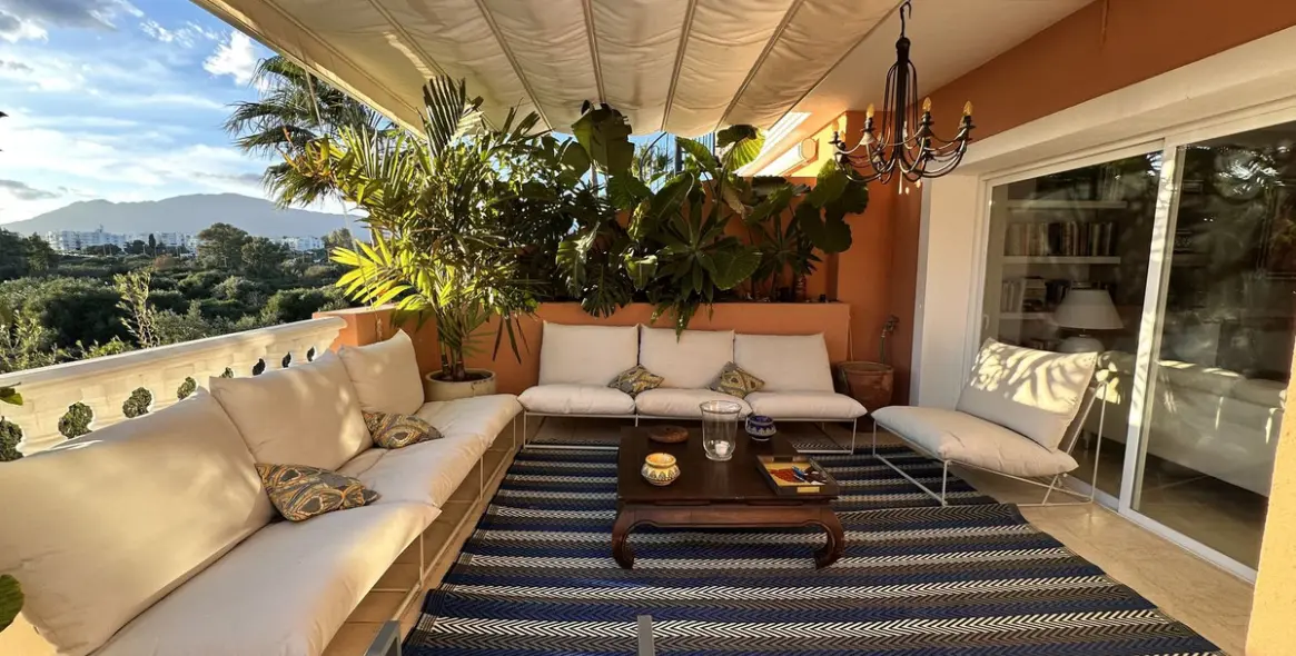 Sale of penthouse in Estepona 11