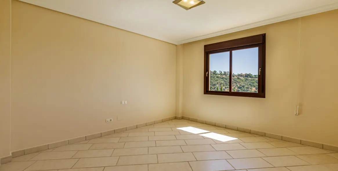 Sale of detached villa in Los Arqueros 12