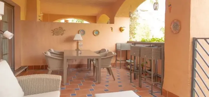 Sale of ground floor apartment in Estepona 2