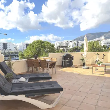 Продажа апартаментов на среднем этаже в Higueron