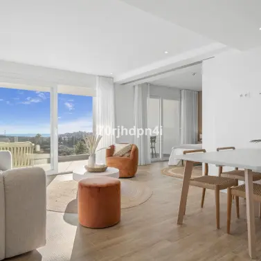 Sale of middle floor apartment in Estepona