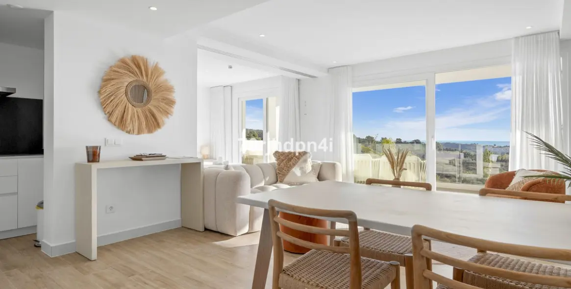 Sale of middle floor apartment in Estepona 2