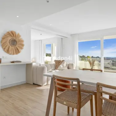 Sale of middle floor apartment in Estepona