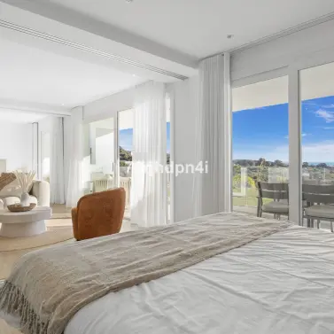 Sale of middle floor apartment in Estepona