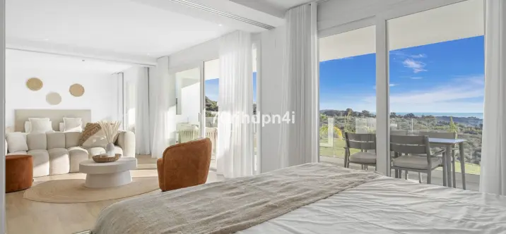 Sale of middle floor apartment in Estepona 2