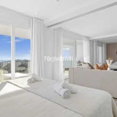 Sale of middle floor apartment in Estepona