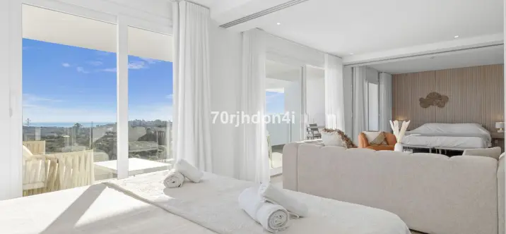 Sale of middle floor apartment in Estepona 3