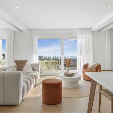 Sale of middle floor apartment in Estepona