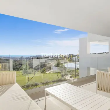 Sale of middle floor apartment in Estepona