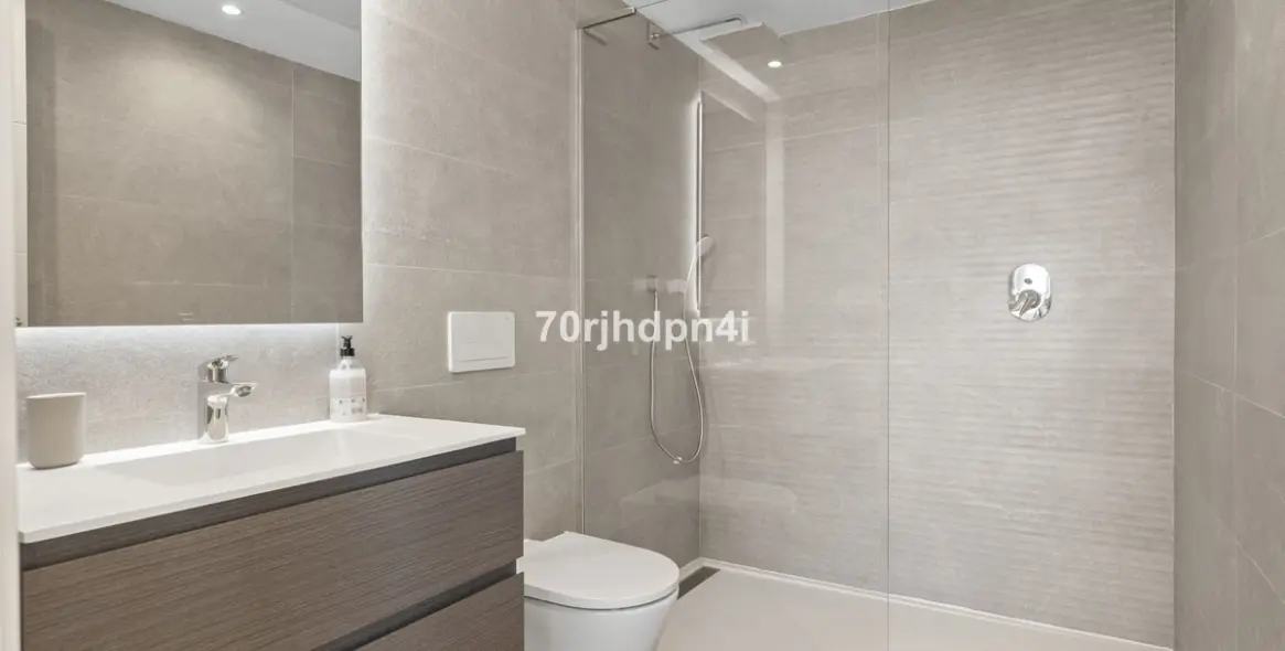 Sale of middle floor apartment in Casares 21