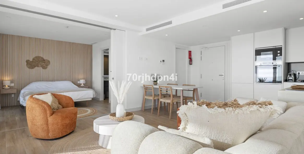 Sale of middle floor apartment in Casares 23