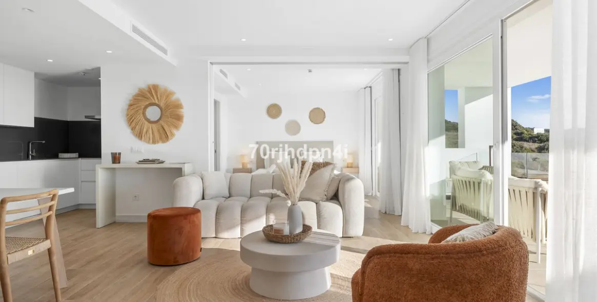 Sale of middle floor apartment in Casares 25