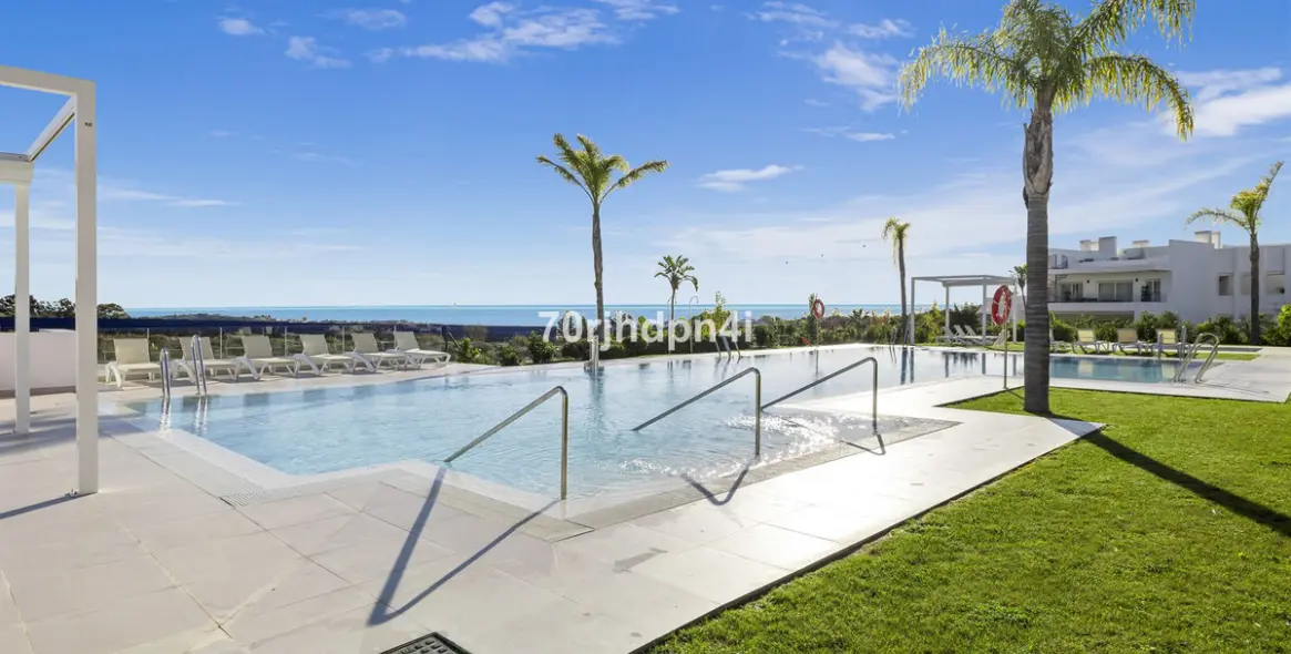 Sale of middle floor apartment in Casares 27