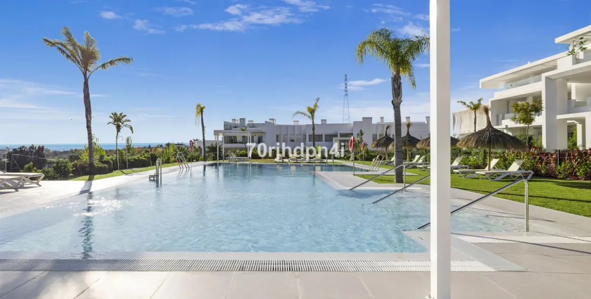 Sale of middle floor apartment in Casares 28