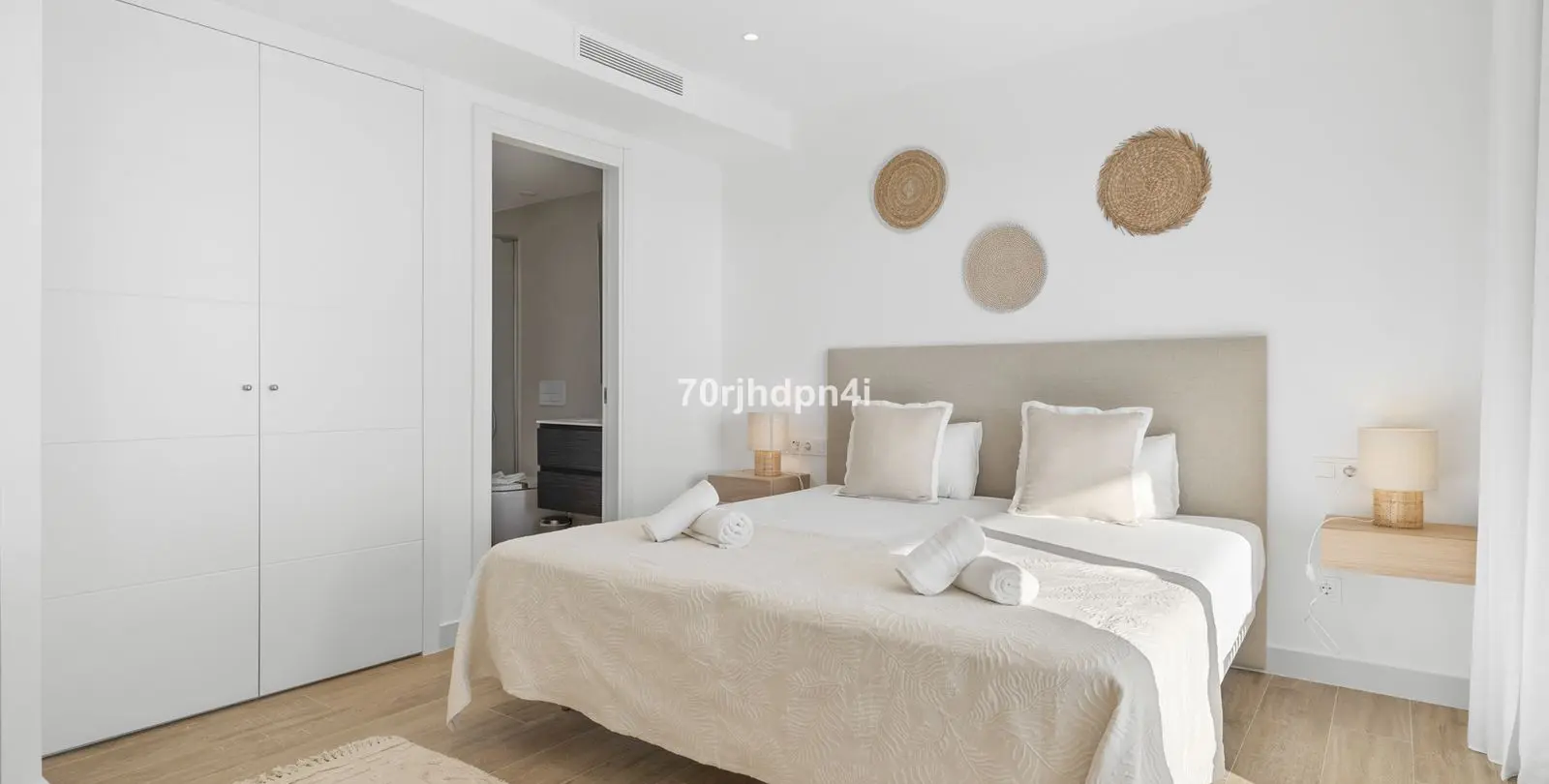 Sale of middle floor apartment in Casares 16