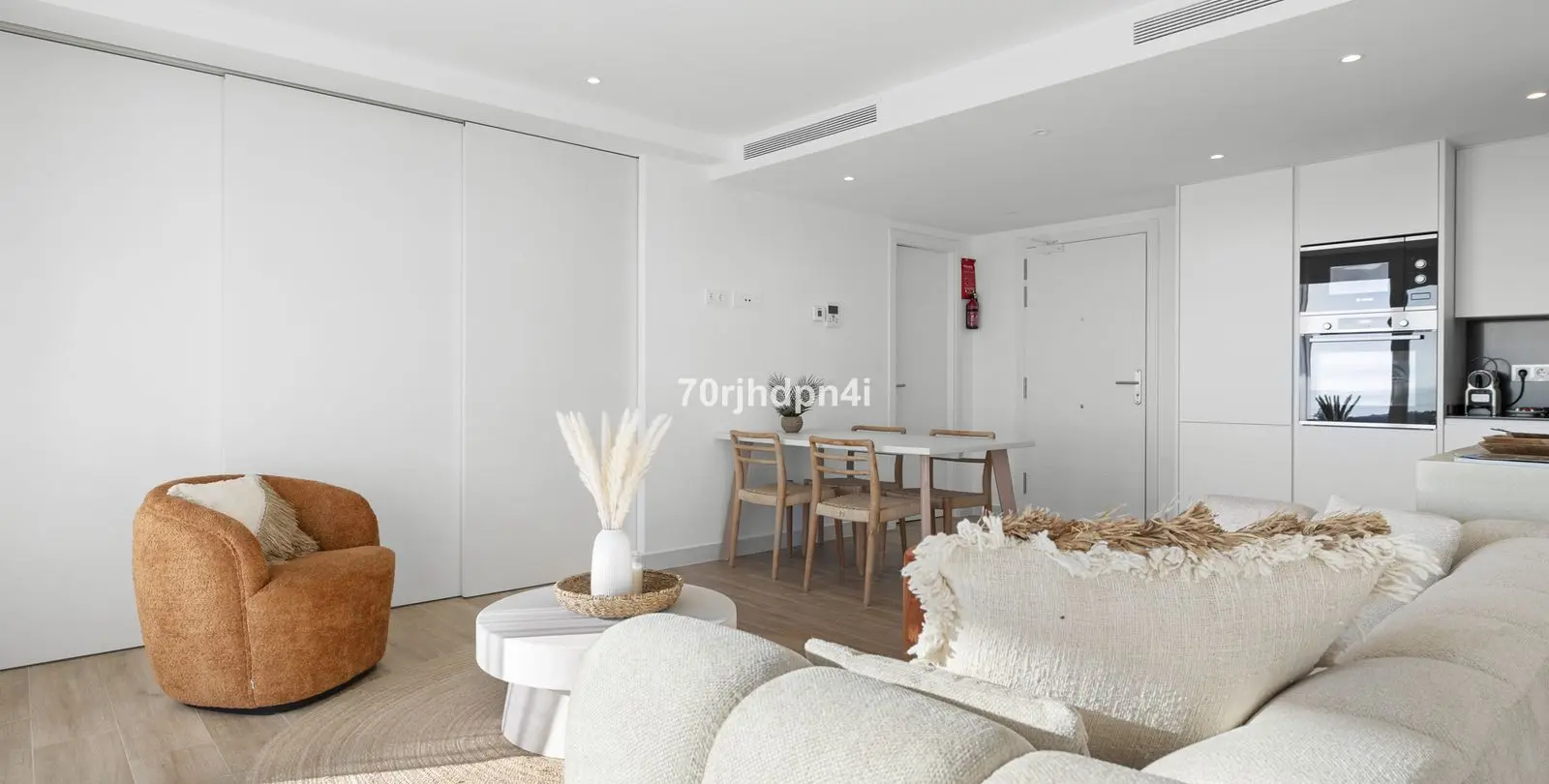Sale of middle floor apartment in Casares 19