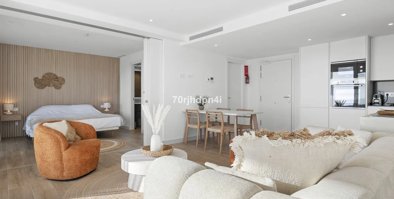 Sale of middle floor apartment in Casares 23