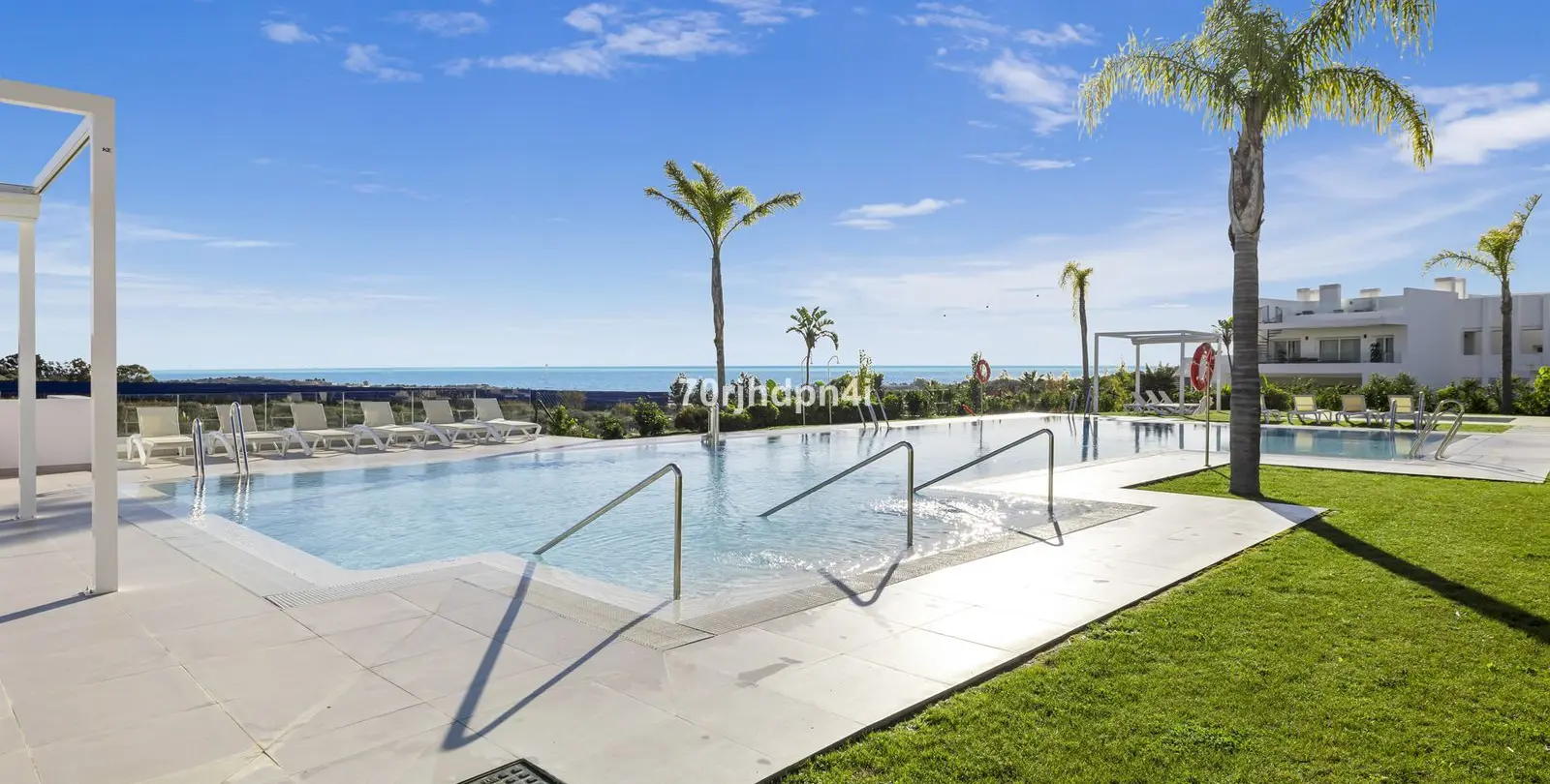 Sale of middle floor apartment in Casares 27