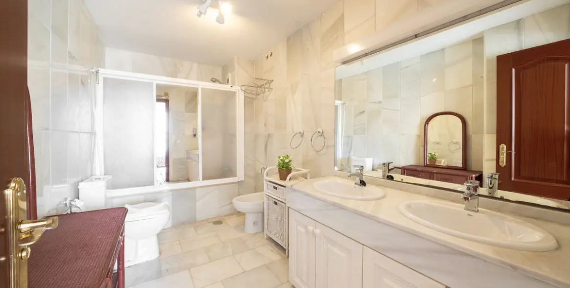 Venta de apartamento en planta media en Nueva Andalucía 28