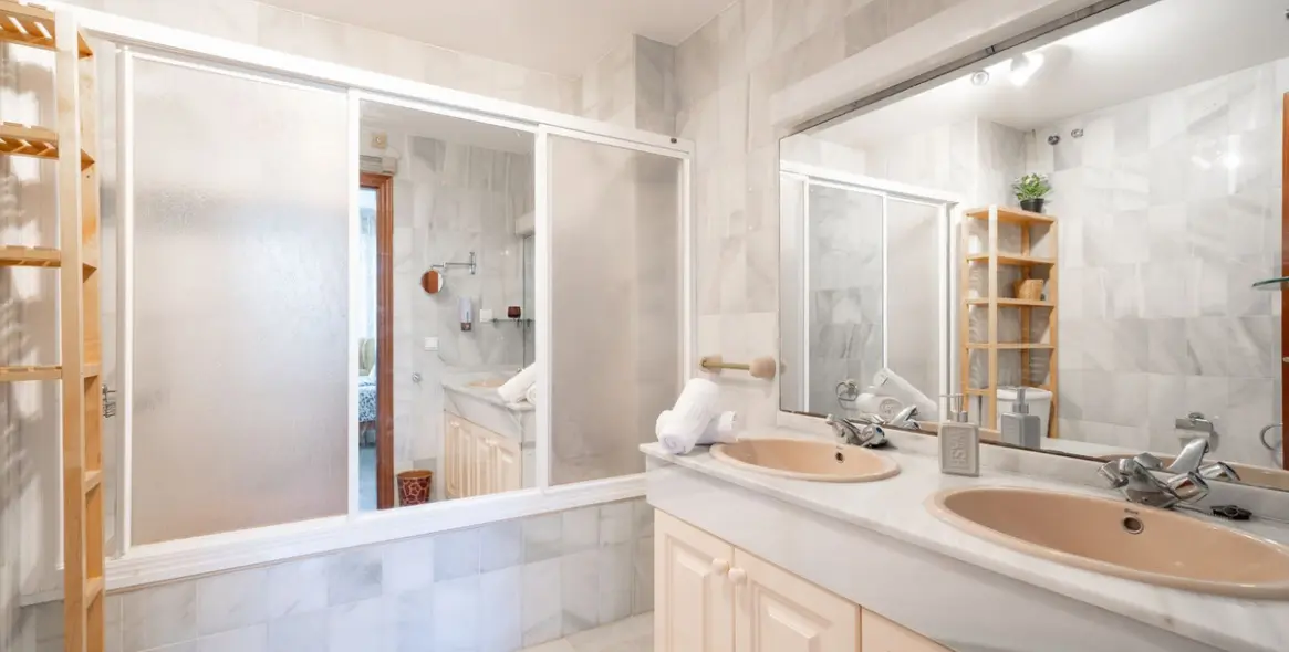 Venta de apartamento en planta media en Nueva Andalucía 29