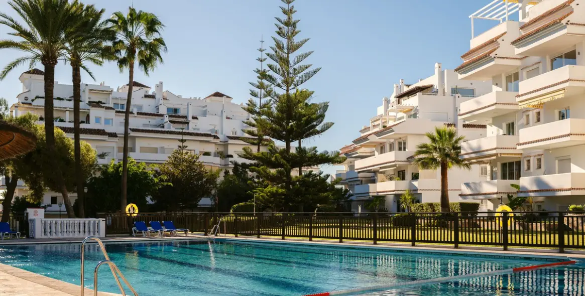 Venta de apartamento en planta media en Nueva Andalucía 1