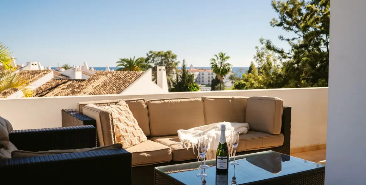 Venta de apartamento en planta media en Nueva Andalucía 2