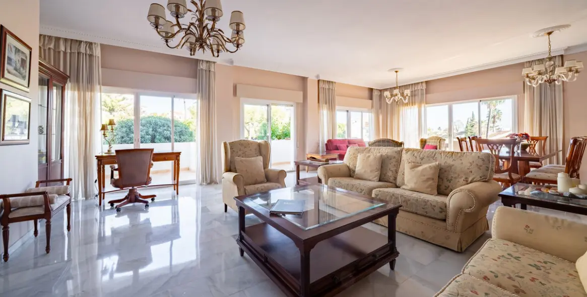 Venta de apartamento en planta media en Nueva Andalucía 4