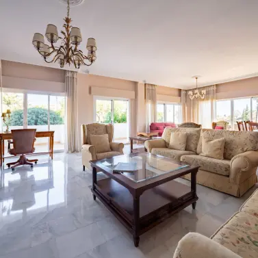 Sale of middle floor apartment in Nueva Andalucía