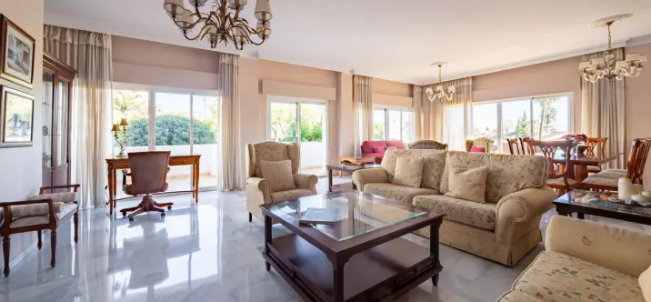 Sale of middle floor apartment in Nueva Andalucía 3