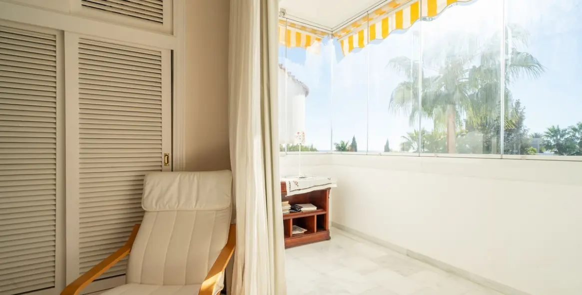 Venta de apartamento en planta media en Nueva Andalucía 20