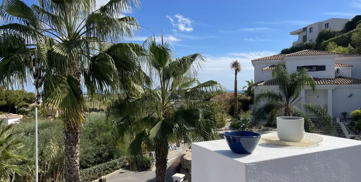 Long-term rent of middle floor apartment in El Paraiso 20