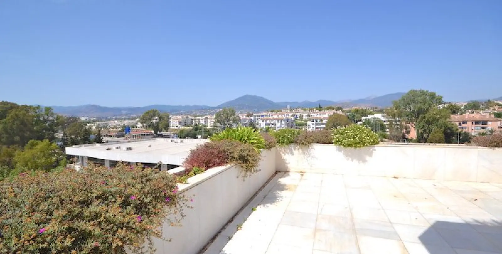 Short-term rent of penthouse in Puerto Banús 17