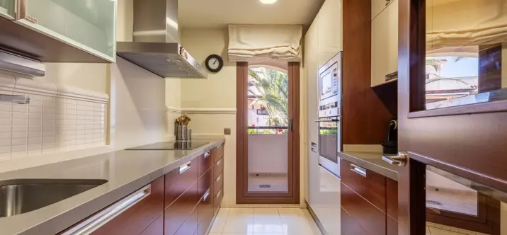 Sale of middle floor apartment in Nueva Andalucía 3