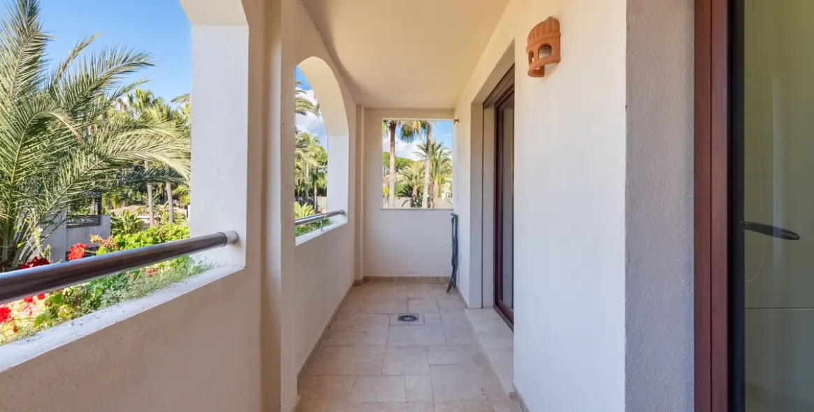 Sale of middle floor apartment in Nueva Andalucía 17