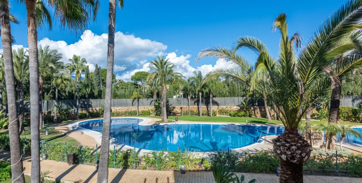 Sale of middle floor apartment in Nueva Andalucía 21