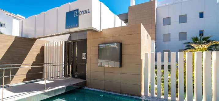 Venta de apartamento en planta baja en Puerto Banús 1