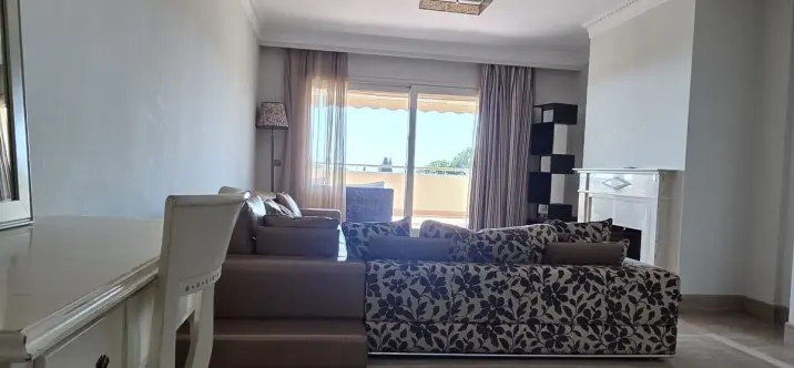 Sale of middle floor apartment in Sierra Blanca 2