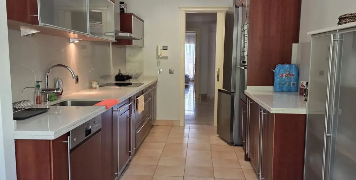 Sale of middle floor apartment in Sierra Blanca 16