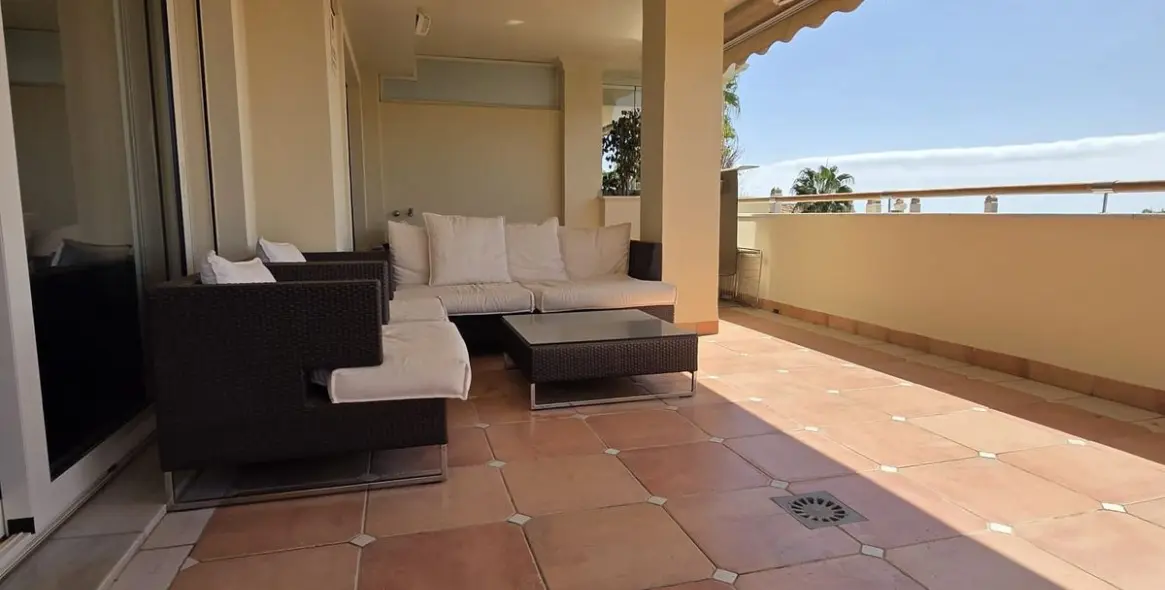 Sale of middle floor apartment in Sierra Blanca 17