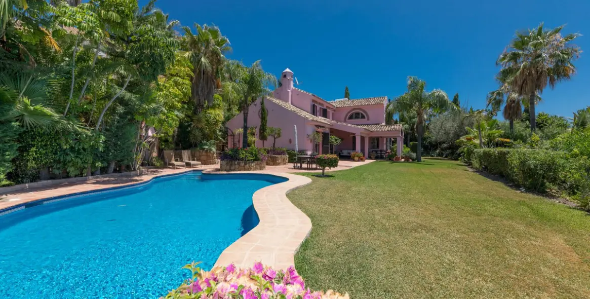 Sale of detached villa in Benahavís 1