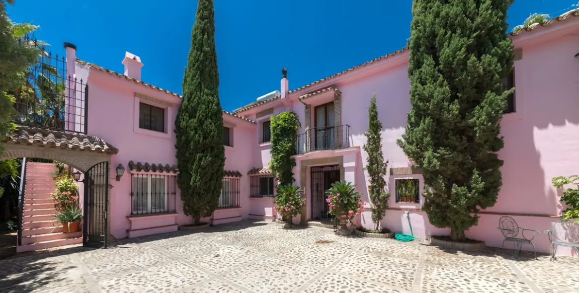 Sale of detached villa in Benahavís 2