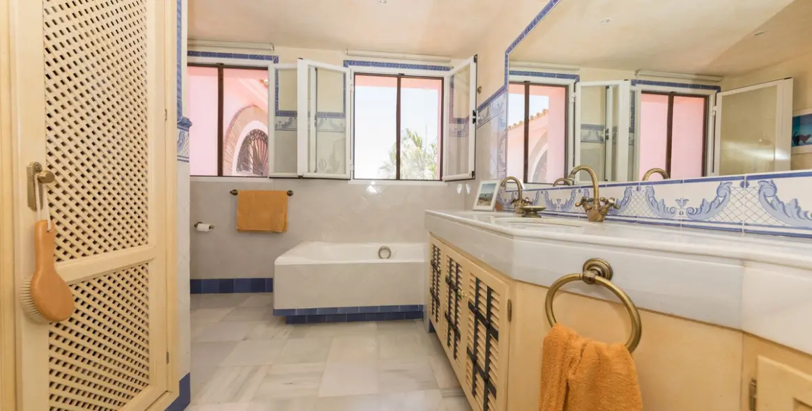 Sale of detached villa in Benahavís 17