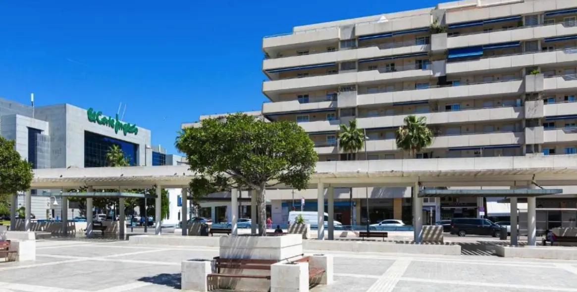 Sale of middle floor apartment in Puerto Banús 1
