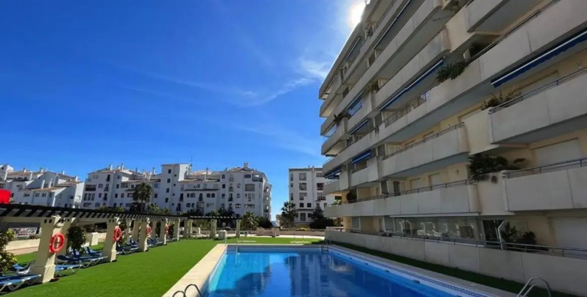 Sale of middle floor apartment in Puerto Banús 2